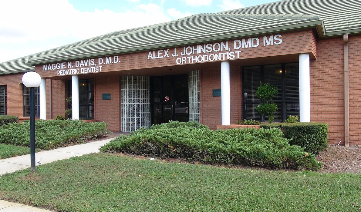 Outside view of Palm Harbor Florida pediatric dental office building